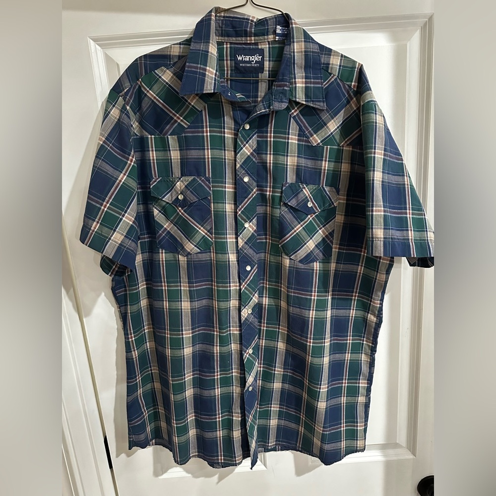 Men’s Wrangler Pearl Snap Shirt. NWOT in perfect condition. Size XLTall